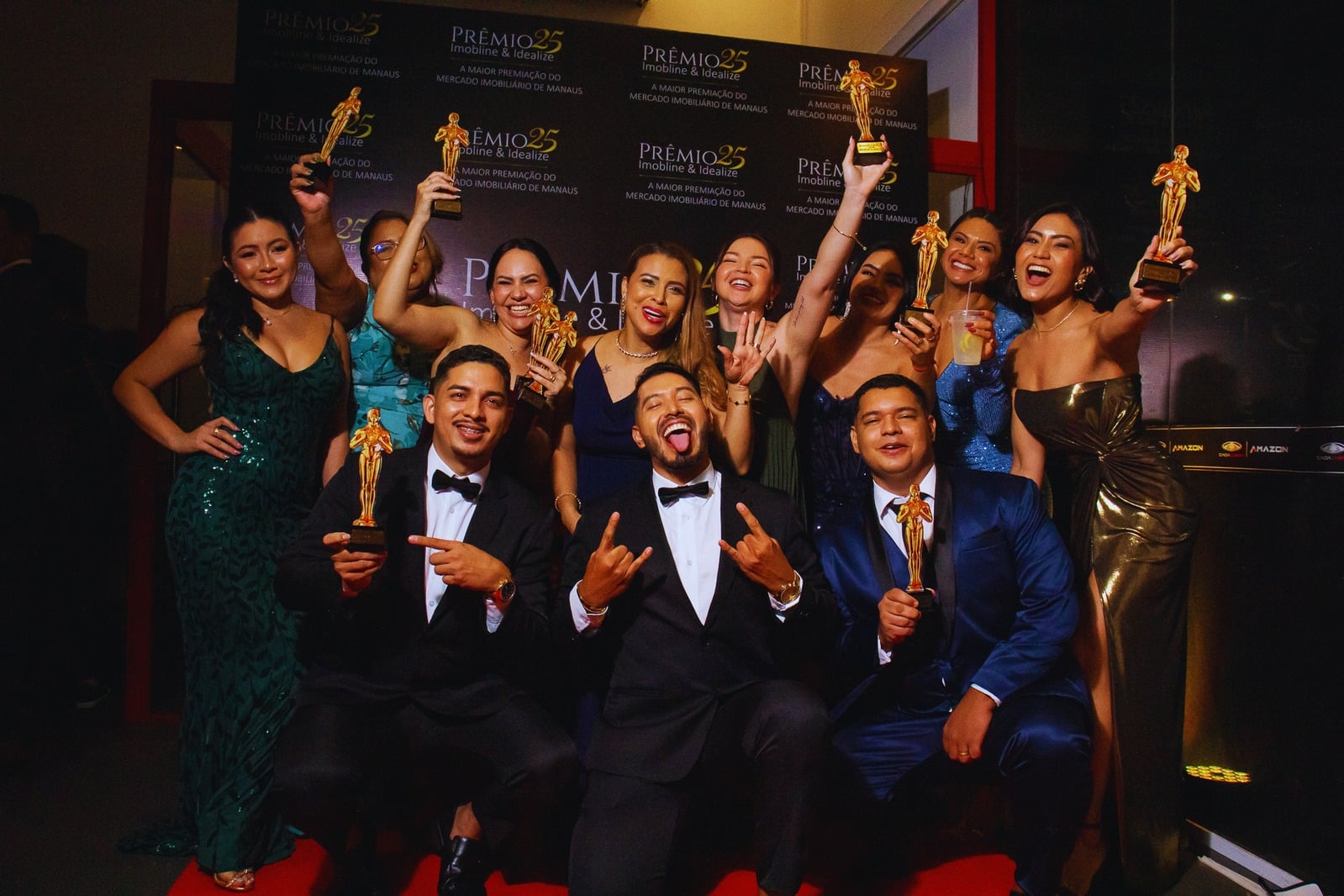 Equipe Imobline celebrando conquistas no Prêmio 25